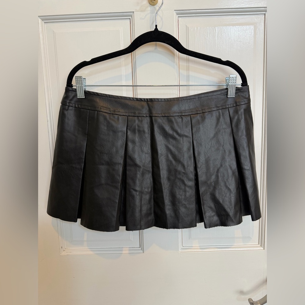 Goth Grunge Black Vegan Leather Pleated Skirt Size L - Picture 3 of 3